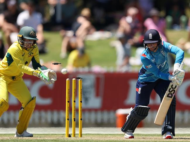 MELBOURNE, AUSTRALIA - JANUARY 14: Danni Wyatt-Hodge of England is bowled by Alana King of Australia during game two of the Women's Ashes ODI series between Australia and England at Junction Oval on January 14, 2025 in Melbourne, Australia. (Photo by Robert Cianflone/Getty Images)