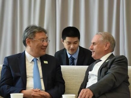 Australian Trade Minister Don Farrell with Chinese Commerce Minister Wang Wentao in Detroit.