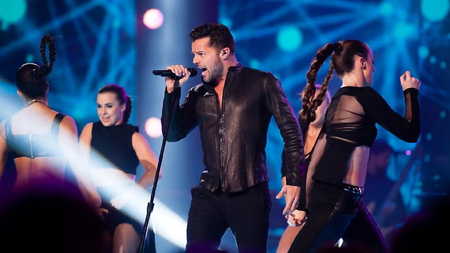 Ricky Martin performs new single