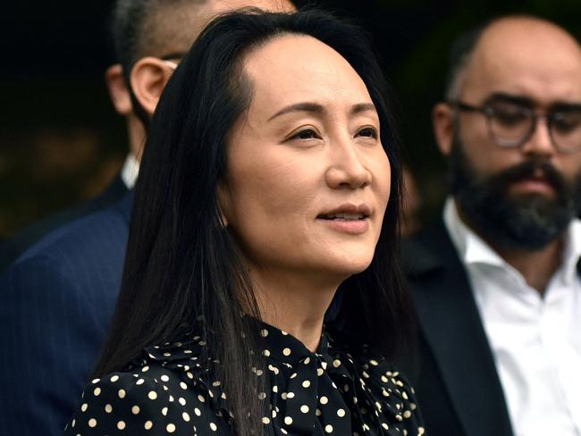 Huawei chief financial officer Meng Wanzhou (C) talks to media at British Columbia Supreme Court after her extradition hearing ended in her favour, in Vancouver British Columbia, Canada on September 24, 2021. - A Canadian judge on Friday ended extradition proceedings against Huawei executive Meng Wanzhou and ordered her bail conditions lifted, effectively freeing her and bringing to a close a nearly three-year legal saga. (Photo by Don MacKinnon / AFP)