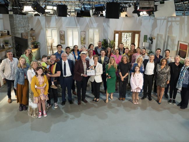 And … that’s a wrap. The cast and crew on set of the final episode of Neighbours.