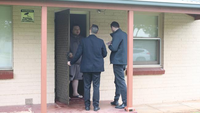 Mr Barfoot speaks to detectives doorknocking the area. Picture: Dean Martin