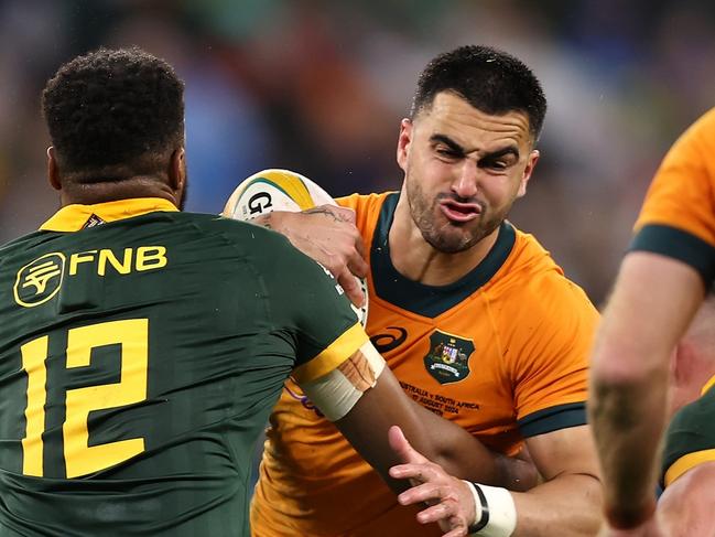 PERTH, AUSTRALIA - AUGUST 17: Tom Wright of the Wallabies runs the ball during The Rugby Championship match between Australia Wallabies and South Africa Springboks at Optus Stadium on August 17, 2024 in Perth, Australia. (Photo by Paul Kane/Getty Images)