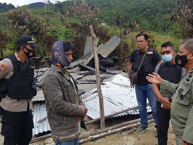 This handout photo taken and released on November 28, 2020 by the Central Sulawesi Province Police shows police officers inspecting the site of an attack, believed to be by Islamic State-linked extremists, that killed four people in a remote Christian community of Lembantongoa village, in Palu on the Indonesian island of Sulawesi. (Photo by HANDOUT / Central Sulawesi Province Police / AFP) / RESTRICTED TO EDITORIAL USE - MANDATORY CREDIT "AFP PHOTO / Central Sulawesi Province Police" - NO MARKETING - NO ADVERTISING CAMPAIGNS - DISTRIBUTED AS A SERVICE TO CLIENTS