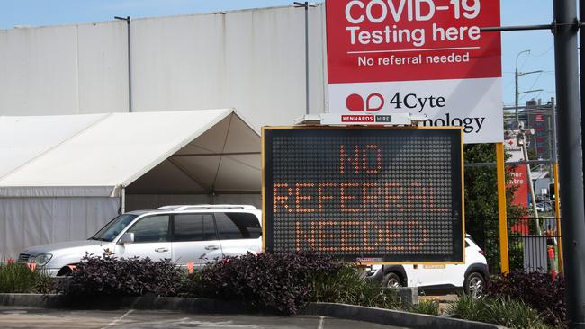 Long lines of vehicles at the 4 Cyte Pathology clinic at Ferry Rd, Southport. Picture: Glenn Hampson