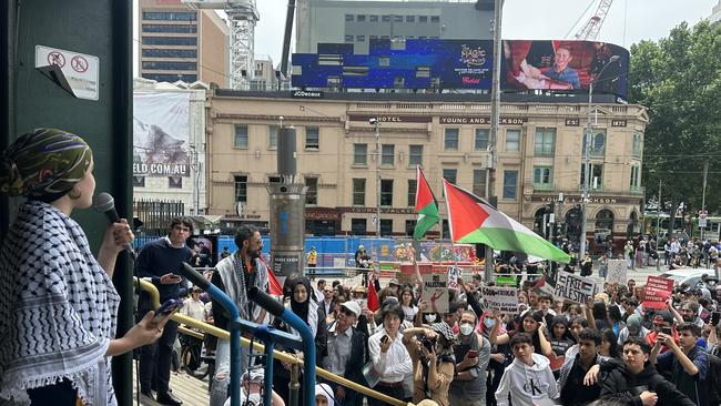 Hundreds of Victorian school and university students have gathered on Thursday at Flinders St station for the School Strike for Palestine rally.