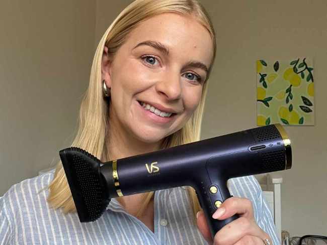 We try the VS Sassoon Digital Sensor Luxe Airsonic Dryer in Purple VSD1887A.