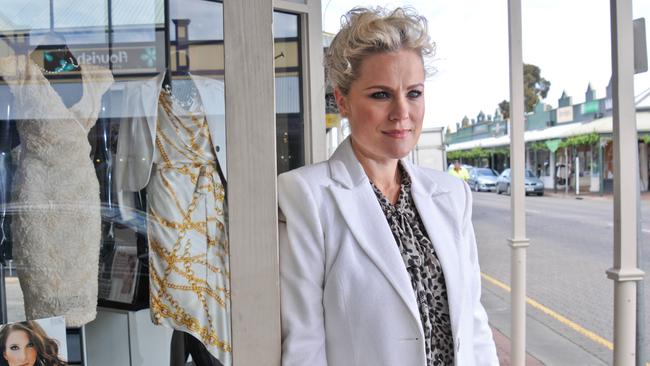 Fashion designer Liza Emanuele has decided to close her Hyde Park store after seven years in business.