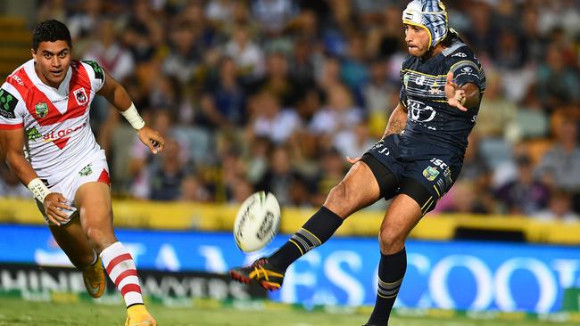 Johnathan Thurston in action against the Dragons.