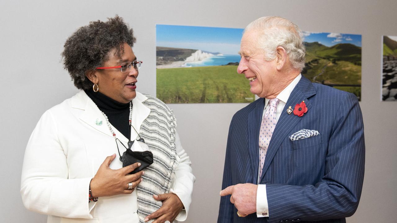 Prinz Charles, Prinz von Wales und die Premierministerin von Barbados, Mia Amor Mottley, reagieren während ihres bilateralen Treffens am zweiten Tag der UN-Klimakonferenz COP26 in Glasgow, Schottland, dieses Jahr. Foto von Jane Barlow/Pool/AFP.