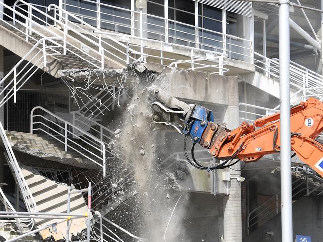 Demolition work is seen underway at Allianz Stadium in Sydney, Thursday, March 14, 2019. NSW Labor leader Michael Daley has written to NSW Premier Gladys Berejiklian calling for hard demolition works at Allianz Stadium to stop until the state election. (AAP Image/Dan Himbrechts) NO ARCHIVING