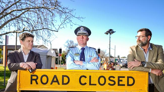 Fines await illegal border crossings in Albury. Picture: NCA NewsWire / Simon Dallinger