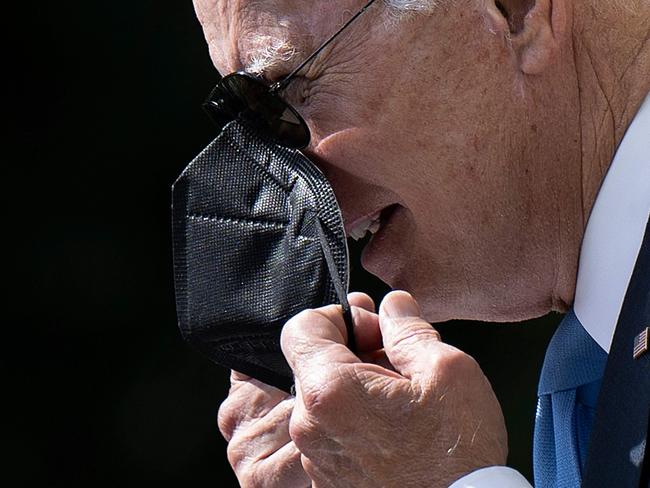 (FILES) In this file photo taken on July 27, 2022, US President Joe Biden removes his protective mask while arriving to deliver remarks in the Rose Garden of the White House in Washington, DC. - US President Joe Biden tested positive for Covid-19 for a second time and is returning to isolation though he "continues to feel quite well," his White House doctor said on July 30, 2022. (Photo by Brendan Smialowski / AFP)