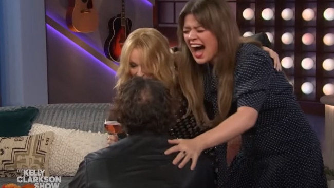 The Aussie singer hugged it out with host Kelly Clarkson and a producer named Sal.