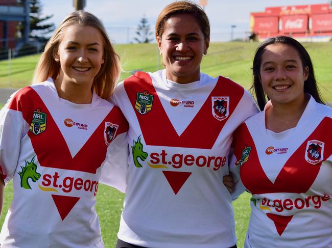 Marquee players Rikeya Horne and Raecen McGregor with Schwalger (centre). Pic: St George Illawarra Dragons