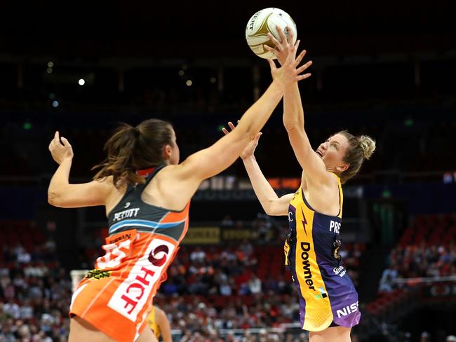 Karla Pretorius of the Lightning competes for the ball against Susan Pettitt of the Giants. Picture: Getty Images