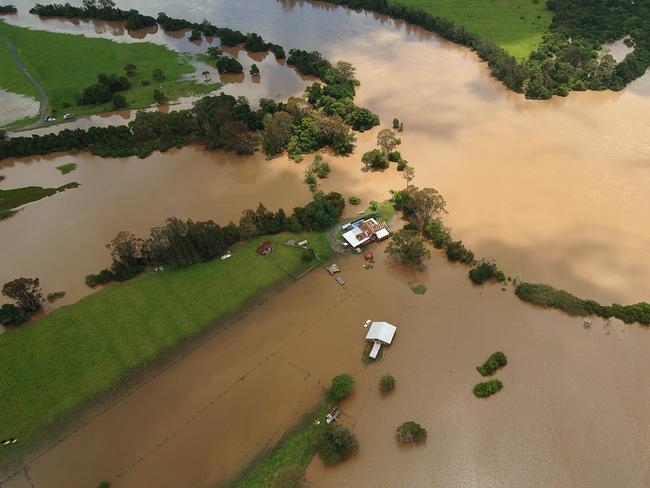 A farm is isolated by flood water adjoining the Richmond river between the towns of Woodburn and Coraki in Northern New South Wales, Tuesday, Jan. 7, 2008. New South Wales Premier Morris Iemma extended the official disaster zone to the Lismore and Richmond Valley local government areas as he toured the flood-hit regions today.  (AAP Image/Dave Hunt) NO ARCHIVING