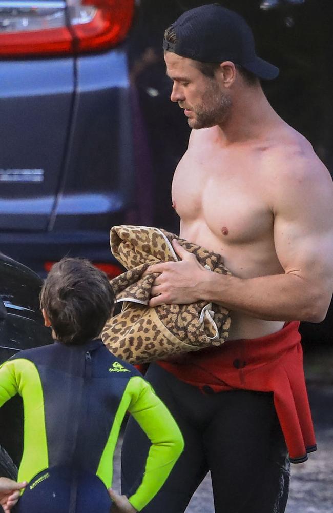 Chris Hemsworth Shows Off Bulging Muscles In Topless Beach Display Photos Au