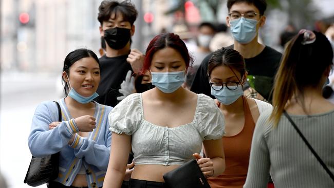 SYDNEY, AUSTRALIA - NewsWire Photos January 23, 2022: Sydney-siders walk the streets of the CBD in a variety of masks.Experts say N95 masks provide better protection against coronavirus infection  different to surgical masks. Picture: NCA NewsWire / Jeremy Piper