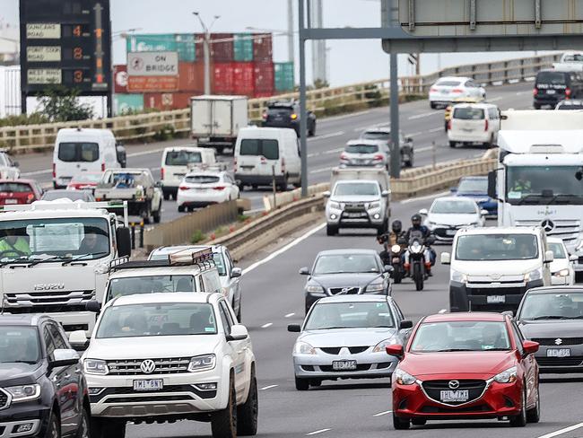 MELBOURNE, AUSTRALIA - NewsWire Photos 07 DECEMBER 2021 : Traffic in Melbourne builds up after the state of Victoria returns to normal since the covid-19 lockdowns. Picture : NCA NewsWire / Ian Currie