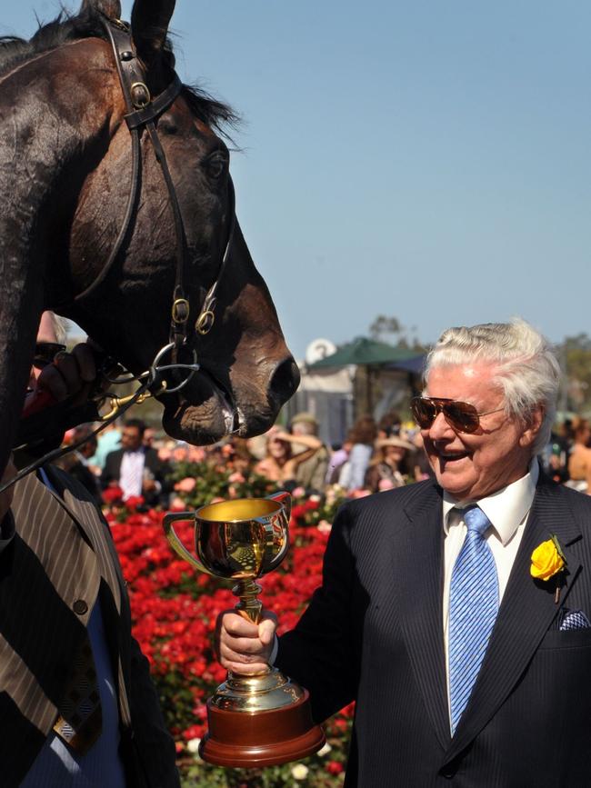 Bart Cummings with Viwed after winning the 2008 Melbourne Cup.