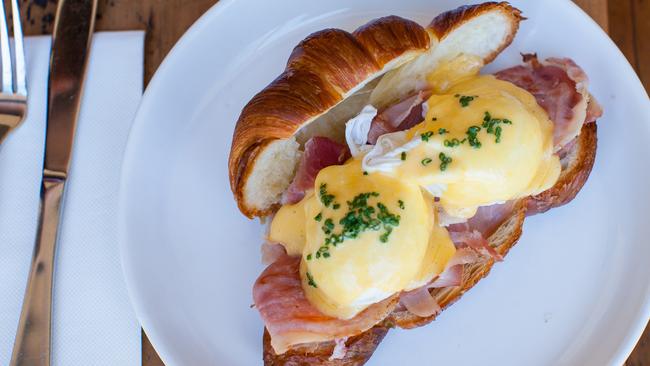 Who has been crowned the best eggs benny on the Gold Coast? Read on!