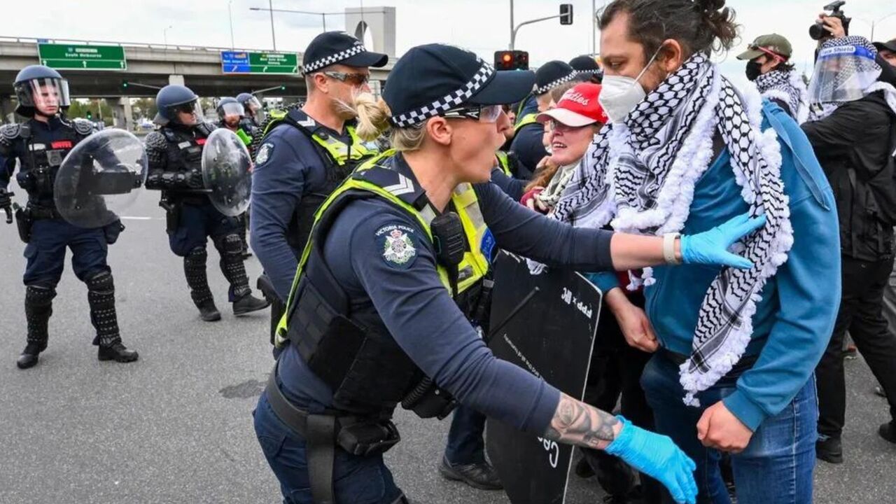 Australia anti-war protest: Activists clash with police outside military expo