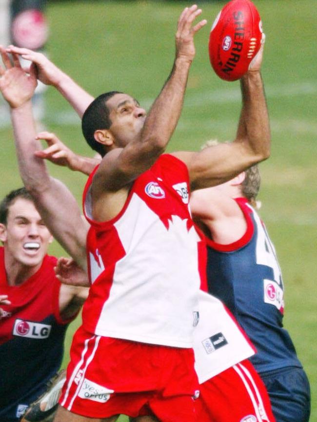 Michael O'Loughlin in action for Sydney in 2003.