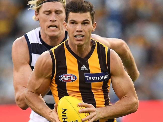 Jaeger OÕMeara of the Hawks (right) and  Mark Blicavs of the Cats contest during the Round 2 AFL match between the Geelong Cats and the Hawthorn Hawks at the MCG in Melbourne, Monday, April 2, 2018. (AAP Image/Julian Smith) NO ARCHIVING, EDITORIAL USE ONLY