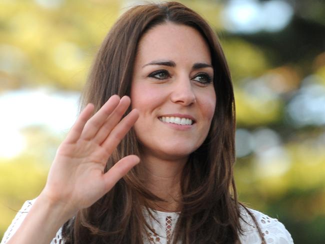 The Duchess of Cambridge, Catherine, waves goodbye to the crowd after visiting Manly beach to view a surf lifesaving demonstration and meet competitors, in Sydney, Friday, April 18, 2014. (AAP Image/Dan Himbrechts) NO ARCHIVING