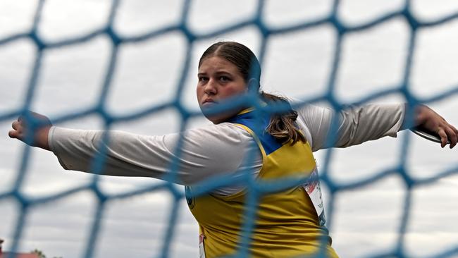 Alyssa Benbow competes in the discus.