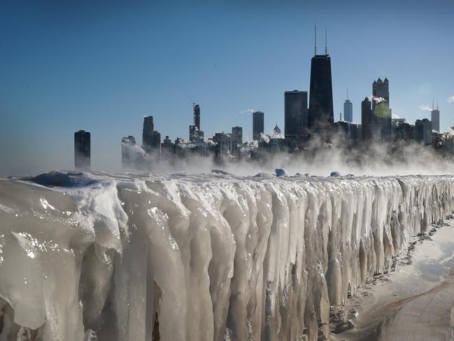 CHICAGO, ILLINOIS - JANUARY 30: Ice covers the Lake Michigan shoreline on January 30, 2019 in Chicago, Illinois. Businesses and schools have closed, Amtrak has suspended service into the city, more than a thousand flights have been cancelled and mail delivery has been suspended as the city copes with record-setting low temperatures.   Scott Olson/Getty Images/AFP == FOR NEWSPAPERS, INTERNET, TELCOS & TELEVISION USE ONLY ==