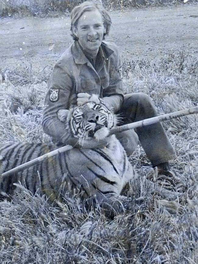 Former lion tamer Vern Ellis with Sheba the tiger in 1975.