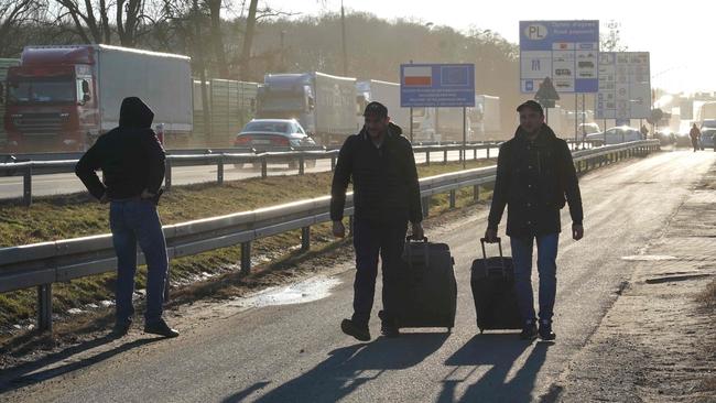 Ukrainian men make their way back to the Dorohusk border crossing between Poland and Ukraine. Picture: Janek Skarzynski / AFP