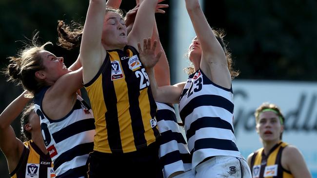 Hawthorn’s Abby Tanner gets front position Picture: Mark Dadswell