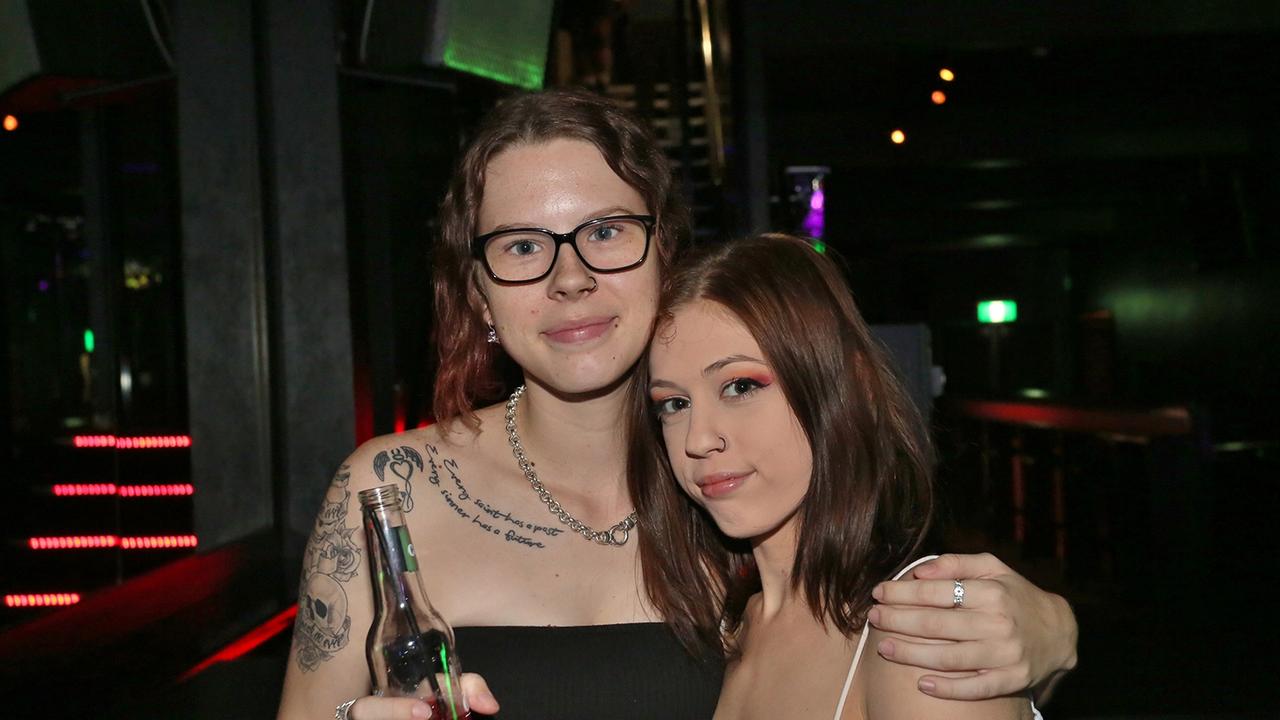 L-R Teniel Williams and Jaecie Hansen at Zodiac Nightclub. Photo Liam Fahey / Morning Bulletin