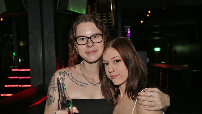 L-R Teniel Williams and Jaecie Hansen at Zodiac Nightclub. Photo Liam Fahey / Morning Bulletin