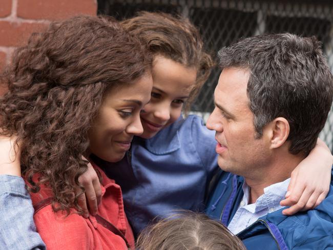 Imogene Wolodarsky (back to camera), Mark Ruffalo, Zoe Saldana and Ashley Aufderheide (child, centre back) in a scene from film Infinitely Polar Bear