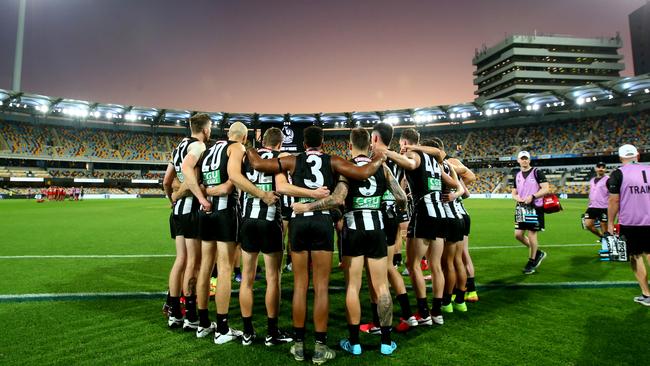 BRISBANE, AUSTRALIA - AUGUST 06: The Magpies huddle before  the round 10 AFL match between the Collingwood Magpies and the Sydney Swans at The Gabba on August 06, 2020 in Brisbane, Australia. (Photo by Jono Searle/AFL Photos/via Getty Images)