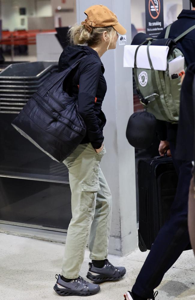 Zellweger opted for comfort on her flight, wearing a black hoodie, cargo pants and sneakers. Picture: ©MEDIA-MODE.COM