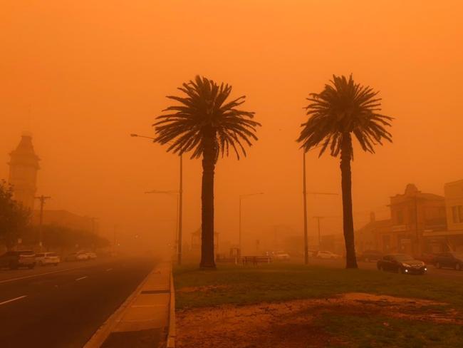 Dust turns Mildura into an eerie orange. Picture: Twitter