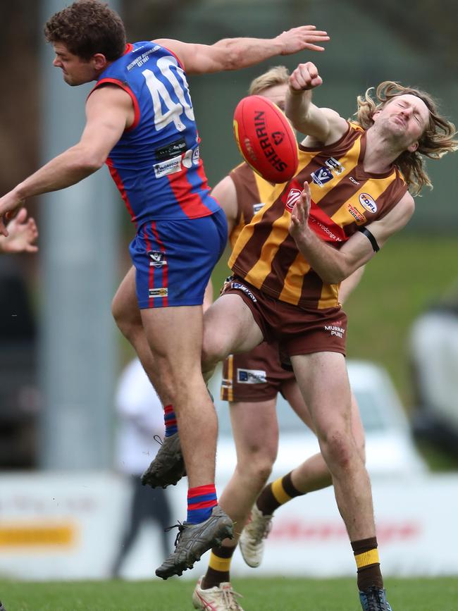 Kiewa-Sandy Creek’s Jack McDonald battles for the ball with Beechworth’s Campbell Fendyk.