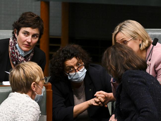 (L-R) Crossbench MPs Kate Chaney, Zoe Daniels, Monique Ryan, Allegra Spender and Zali Steggall speak during debate on amendments to the standing orders in the House of Representatives at Parliament House in Canberra, Wednesday, July 27, 2022. (AAP Image/Lukas Coch) NO ARCHIVING