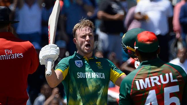 TOPSHOT - South Africa's AB de Villiers (C) celebrates after scoring a century (100 runs) during the second one day international (ODI) cricket match between South Africa and Bangladesh at Boland Park in Paarl on October 18, 2017. / AFP PHOTO / RODGER BOSCH