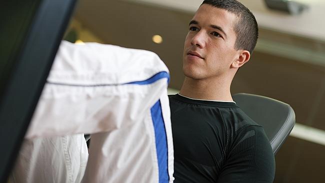  Man in gym on machine exercising Leg Press Personal OZ 