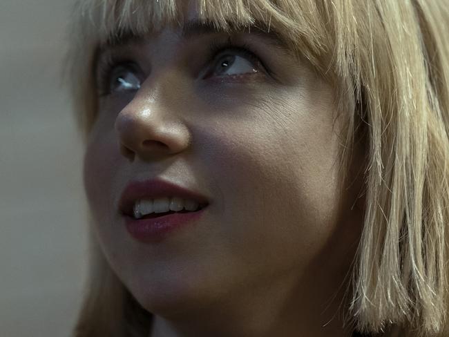 CLICKBAIT (L to R) ZOE KAZAN as PIA BREWER in episode 101 of CLICKBAIT Cr. BEN KING/NETFLIX © 2021