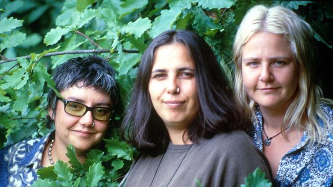 Tiddas Lou Bennett, Amy Saunders and Salley Dastey in 2000.