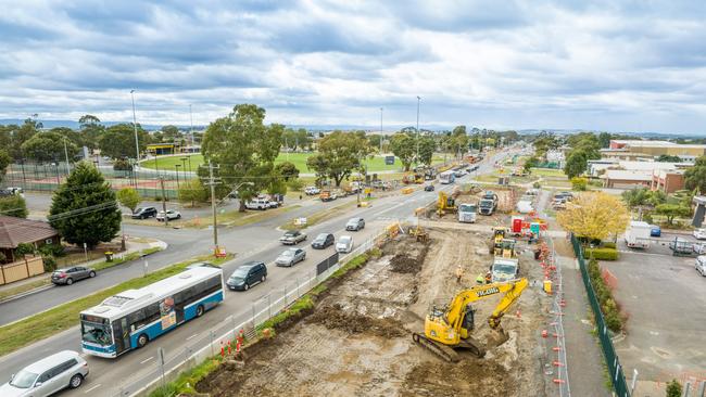 Craigieburn Rd is set to close later this month, causing delays for drivers for weeks while works are underway.