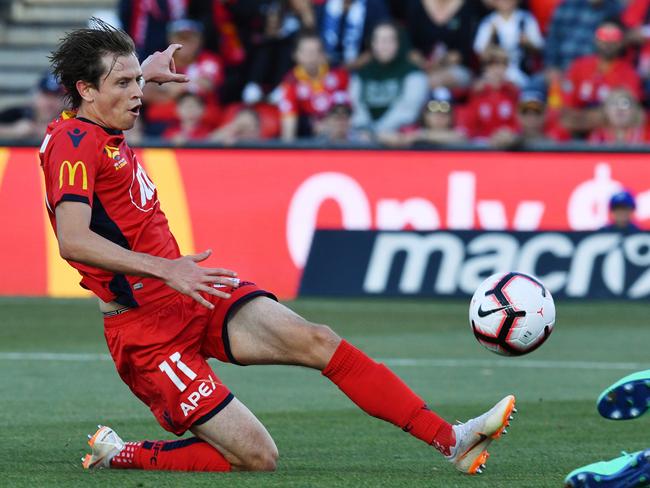 Craig Goodwin of United gets the ball past Victory goalkeeper Lawrence Thomas during the Round 12 A-League match between the Adelaide United and the Melbourne Victory at Coopers Stadium in Adelaide, Wednesday, January 9, 2019. (AAP Image/David Mariuz) NO ARCHIVING, EDITORIAL USE ONLY