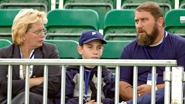 Jelena’s mother Ljiljana, brother Savo, and father Damir at the 2001 DFS Classic in Birmingham. (Pic: Ross Kinnaird/AllSport)